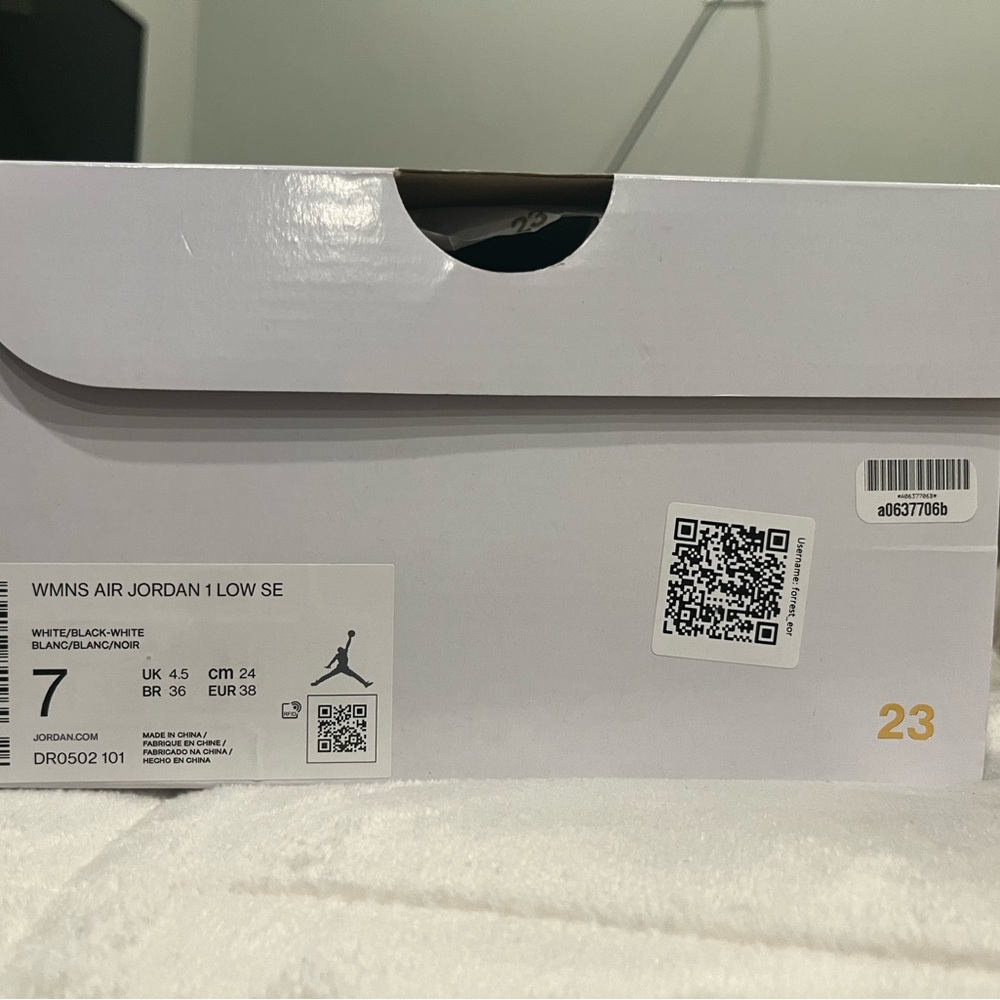 Jordan Low SE - Picture 4 of 4